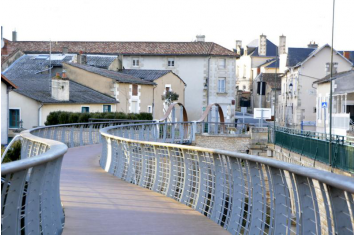 passerelle reliant le Moulin d'Anguitard à l'ïle Verte - Copyright : mairie Chasseneuil-du-Poitou