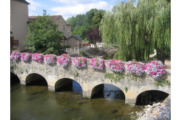 Pont Romain dans le centre bourg - Copyright : mairie Chasseneuil-du-Poitou